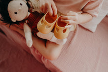 Lade das Bild in den Galerie-Viewer, Puppenschuhe - Dinkum Dolls Shoes
