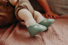 Lade das Bild in den Galerie-Viewer, Puppenschuhe - Dinkum Dolls Shoes