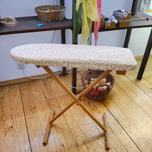 Lade das Bild in den Galerie-Viewer, Bügelbrett mit Bezug und Bügeleisen (B-Ware)