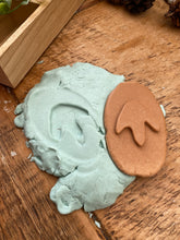 Lade das Bild in den Galerie-Viewer, Let’s Investigate – Dinosaur Footprints – Dino-Fußabdrücke