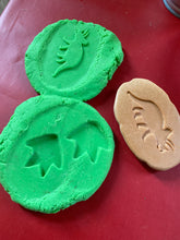 Lade das Bild in den Galerie-Viewer, Let’s Investigate – Dinosaur Footprints – Dino-Fußabdrücke