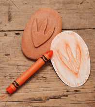 Lade das Bild in den Galerie-Viewer, Let’s Investigate – Dinosaur Footprints – Dino-Fußabdrücke