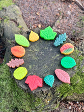 Lade das Bild in den Galerie-Viewer, Blätter - Sensory Play Stones - Leaves
