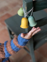 Lade das Bild in den Galerie-Viewer, Baumschmuck: Jingle Joy Bells
