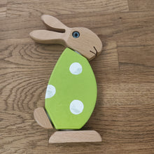 Lade das Bild in den Galerie-Viewer, Hase grün, Dekofigur Holz von Hanns-Peter Krafft
