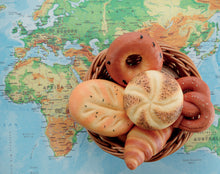 Lade das Bild in den Galerie-Viewer, Sensory Play Stones – Breads of the World – Brot der Welt
